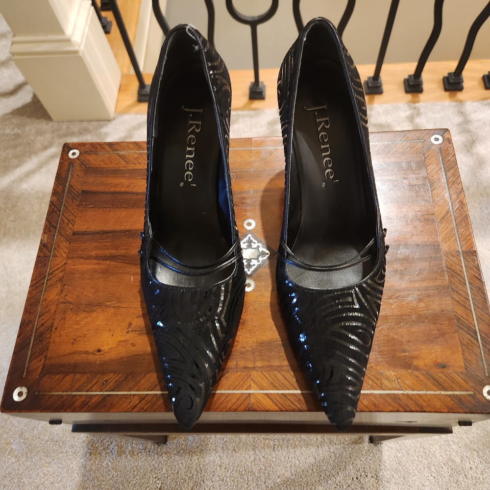 Beautiful J.Renee Women's Black Heels. Size 6.5 Excellent condition.